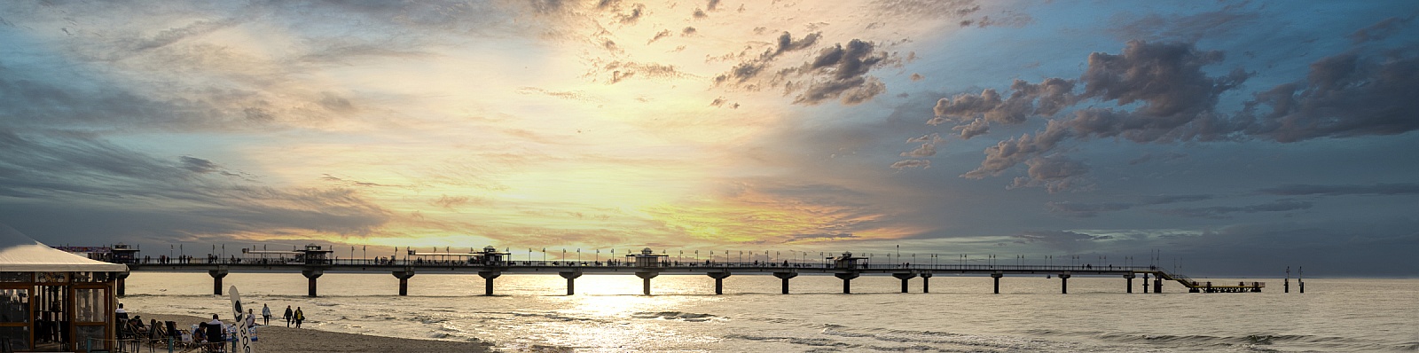 Seebrücke von Miedzyzdroje im  Sonnenuntergang - Panorama